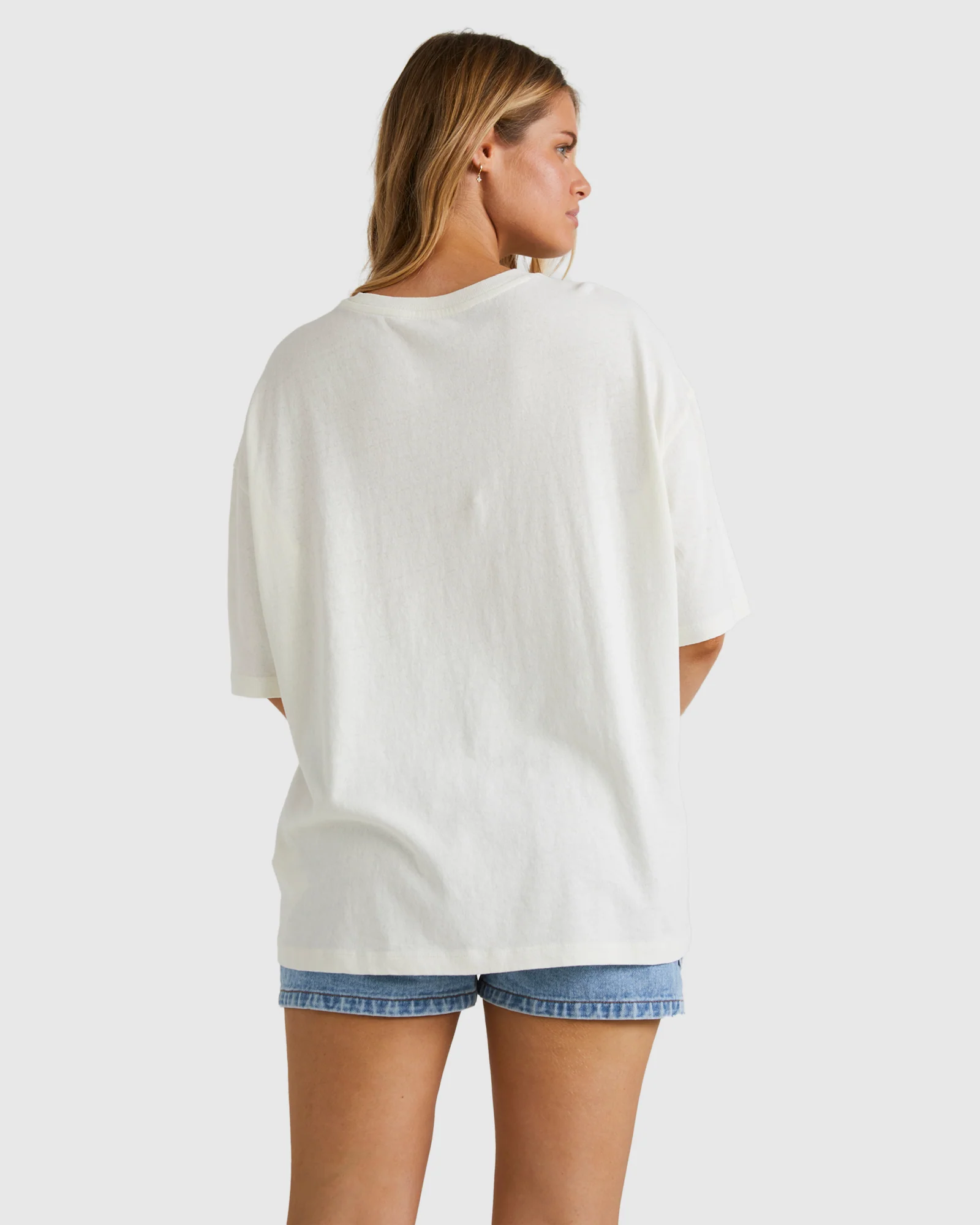 Womens Love Is Allt-Shirt - Image 3