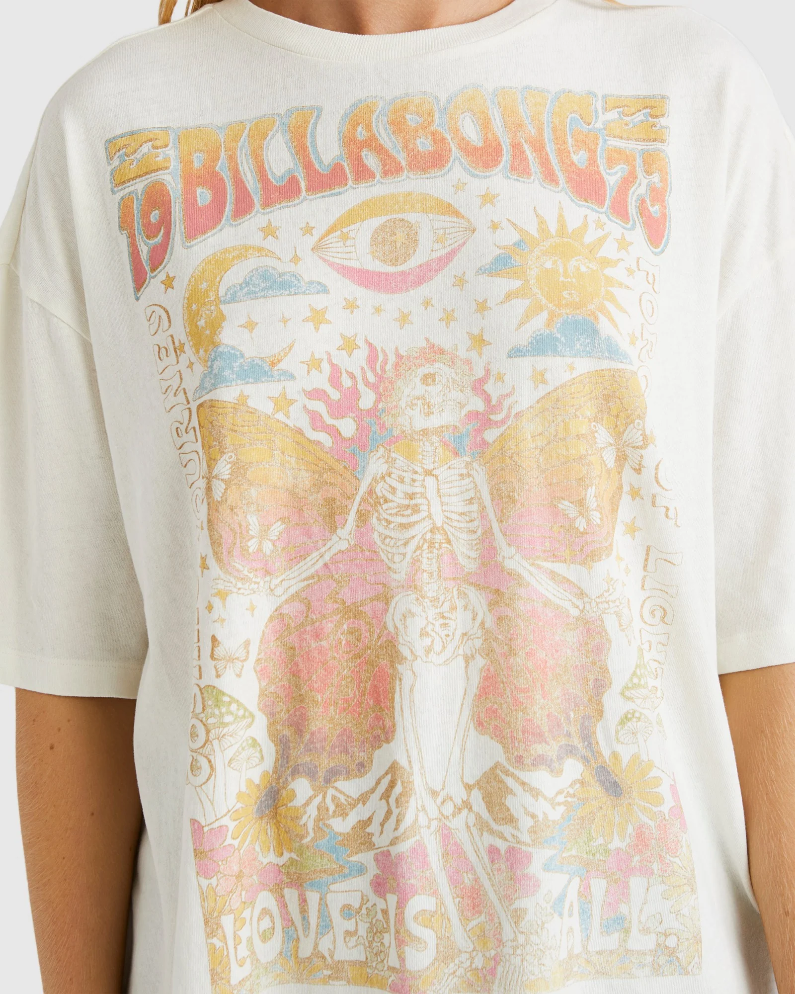 Womens Love Is Allt-Shirt - Image 4